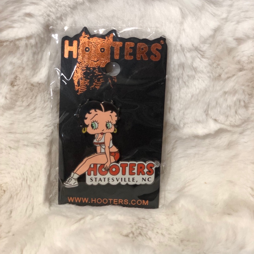 Vintage Hoosters pin 🦉